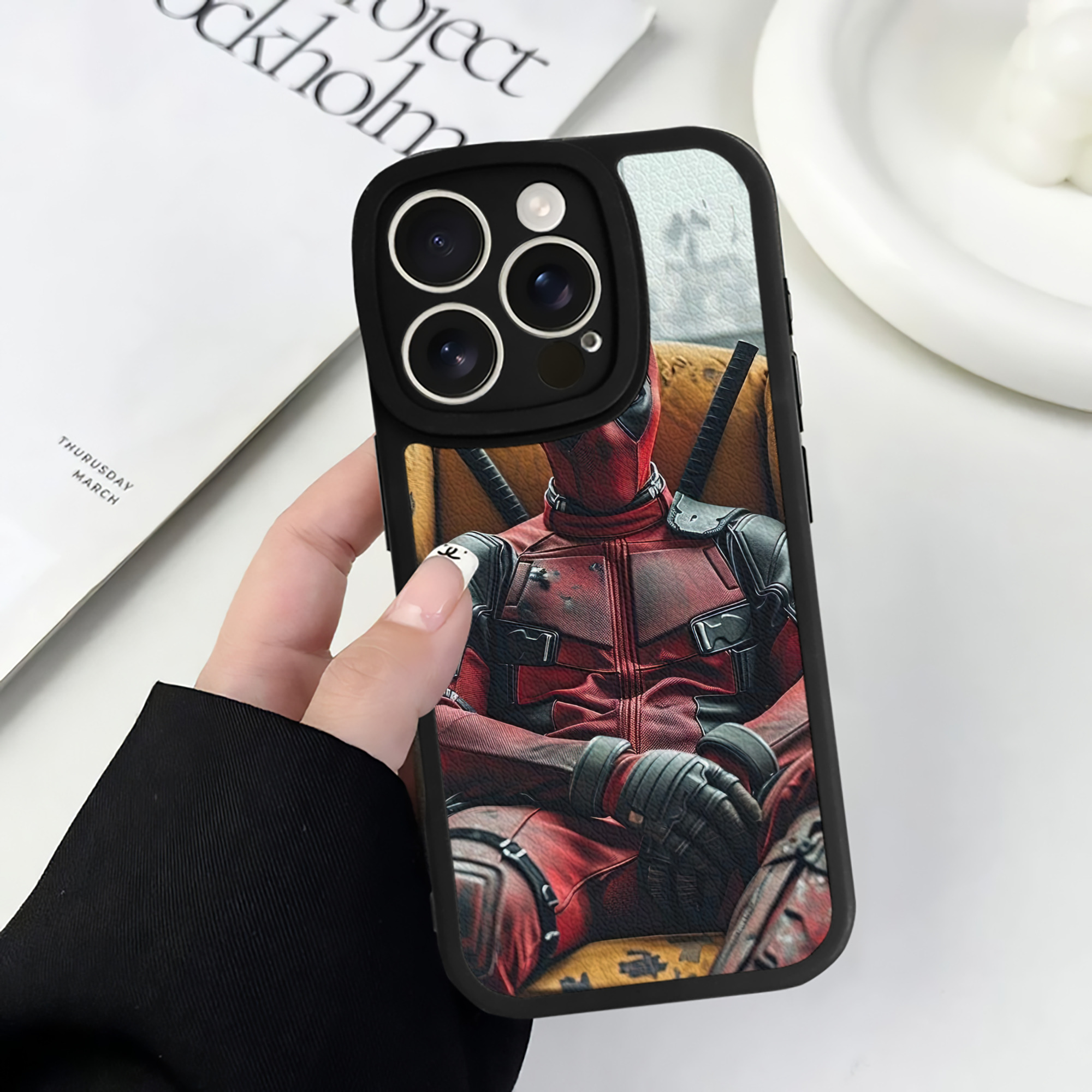 （画像用） Deadpool デッドプール 【iPhone 16シリーズ対応】シリコンスマホケース（レザー調） 材質：シリコン